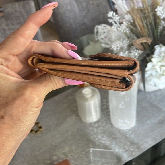 Etro paisley double snap sm wallet comes with box. Excellent condition - Picture 3 of 6